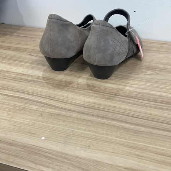 Low heel Ziera pumps (great for arch support & stability) - Picture 3 of 3